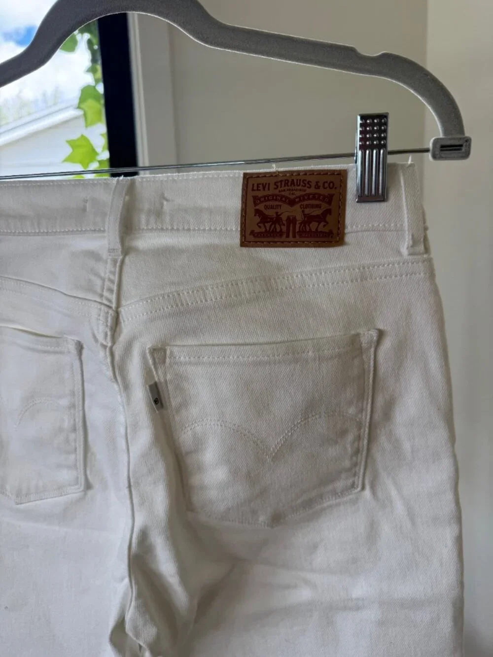 Levi's Classic Bermuda Women's Shorts White 26 - Picture 7 of 9